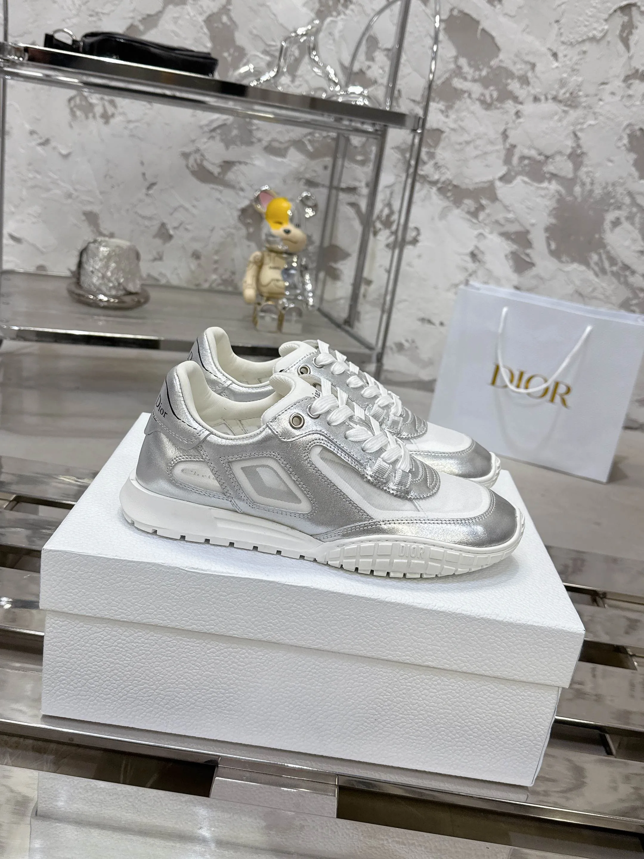 Factory price 640💰 Top version! ! ! Dior Tech sneakers Dior Tech is newly launched, with exquisite color matching and autumn and winter atmosphere. This Dior Tech sneaker is a new product in the 2026 early spring ready-to-wear series. It is equipped with fashionable details and highlights the retro aesthetics. Made of calfskin and suede calfskin upper with transparent mesh side panels and ChristianDior Paris signature on the heel and tongue. A textured, tonal Dior signature sole adds couture style. Upper material: Textile, cowhide split leather, cowhide leather with Christian Dior Paris logo on the heel and tongue Textured Dior logo rubber sole embellished with Christian Dior's lucky star symbol! Size 35-46 (40 for women, 41 for men, 38.45.46, custom made and non-refundable)